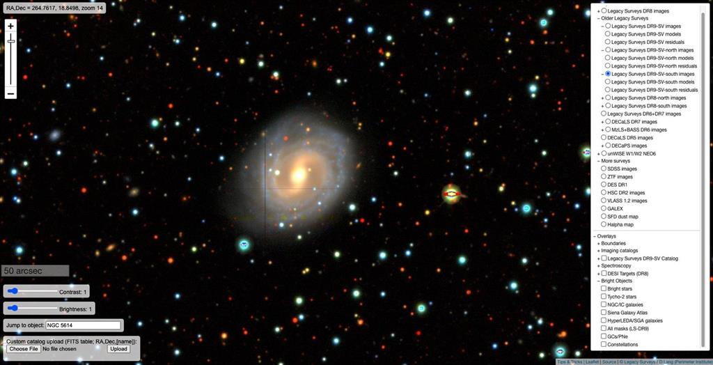 Una galàxia espiral, vista amb l'eina Sky Viewer, que utilitza dades del mapa 2D de DESI i imatges de satèl·lit. DESI LEGACY IMAGING SURVEYS