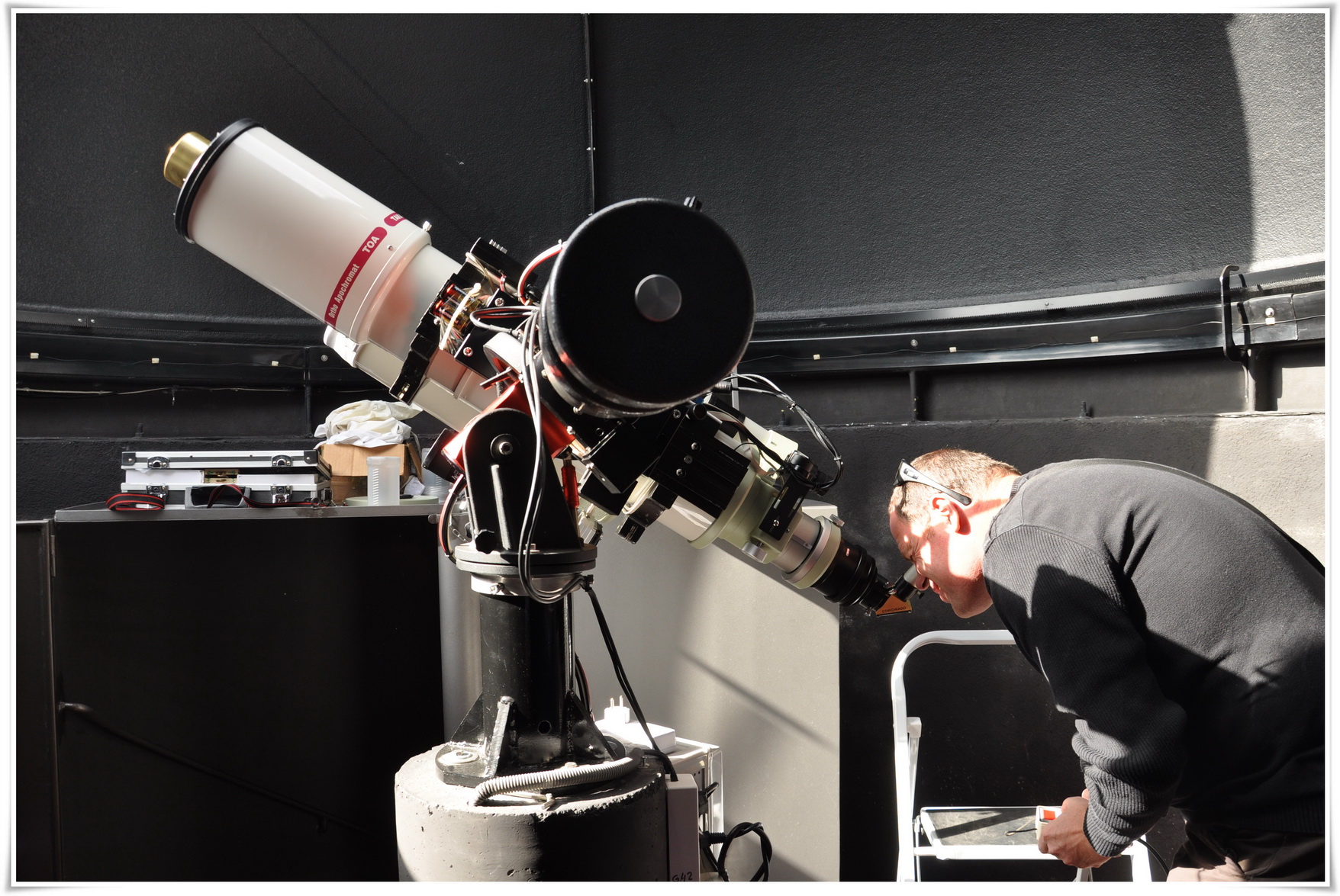 Francesc Picó Amat preparant el telescopi