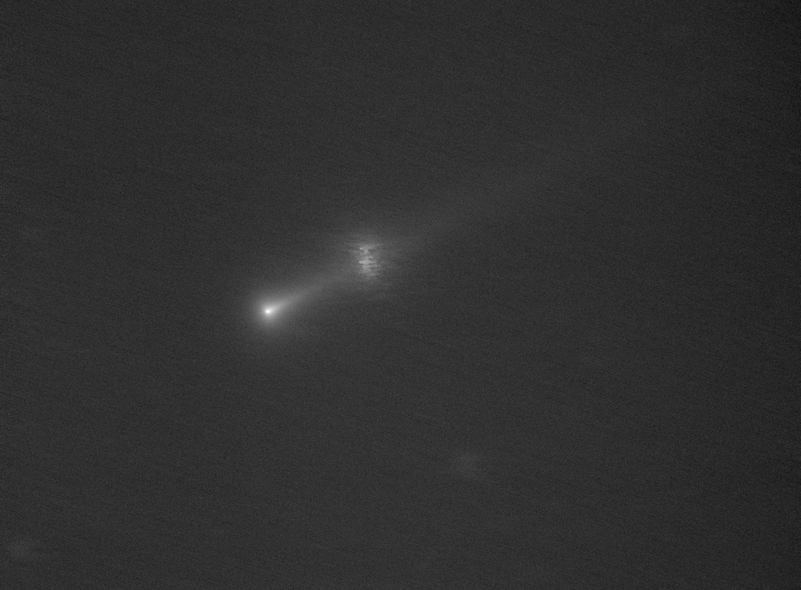 C/2021 A1 Leonard i M3 el dia 3 de desembre, des de l'Observatori Can Roig, Llagostera, Rafael Balaguer. 58 fotografies de 20-30 segons. En aquesta imatge el processat de Jordi Arnella centrat en el cometa mostra la llarga cua del Leonard