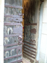Detall de la porta de l'església de La Mota amb ferradures