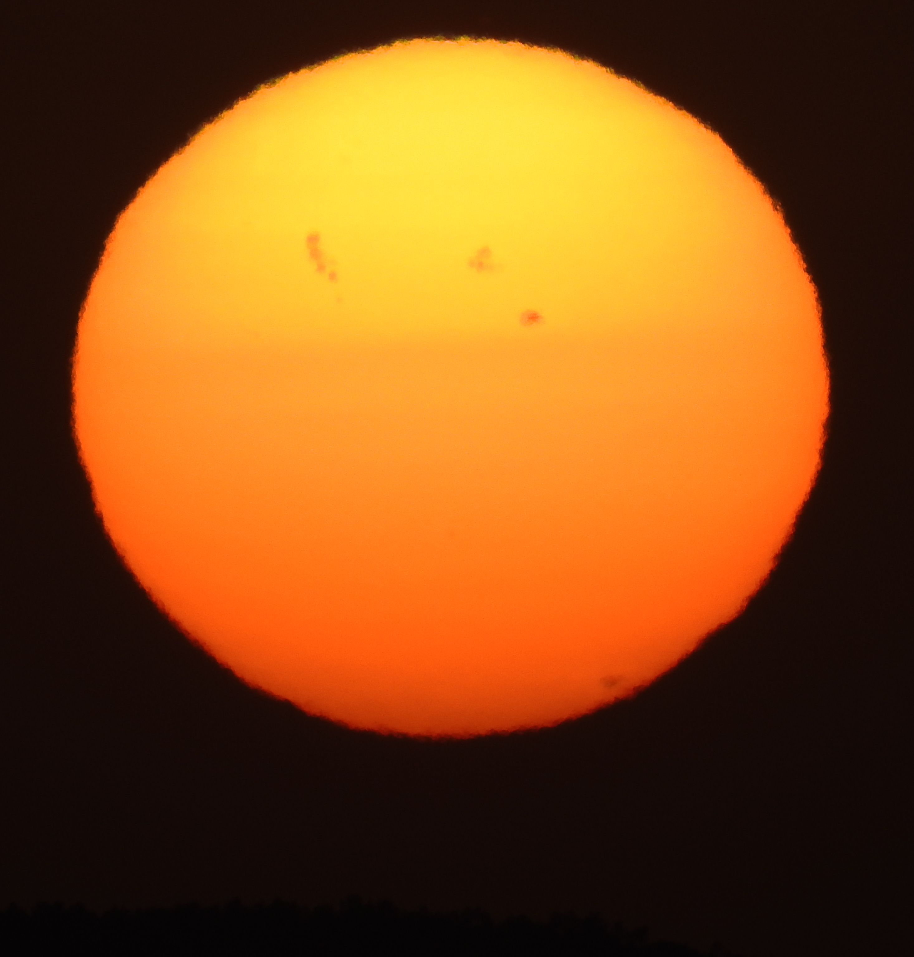 Posta de Sol el 17-07-23, amb diverses taques solars, Rafael Balaguer